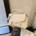 Milchweiße Handtasche aus genarbtem Leder mit H-Steppung an der Klappe und Griff - Weiß