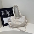 Grand sac hobo en similicuir crème avec plusieurs poches et boucles métalliques - Blanc