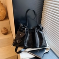 Große schwarze plissierte Lackleder-Beuteltasche mit dekorativer Vordertasche - Schwarz