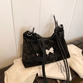Schwarze Vintage-Tote-Bag mit rissiger Lederstruktur und silbernem Schmetterling - Schwarz