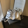 Metallisch silberne Beuteltasche mit Faltenoptik inklusive passender Mini-Tasche - Silber