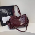 Sac fourre-tout rétro bordeaux en cuir avec rivets argentés et fermetures éclair - Bordeaux
