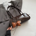 Sac baguette en cuir verni marron foncé avec une grande breloque décorative en cuir nœud - Café (Avec Pendentif)