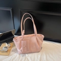 Rosafarbene Shopper-Tasche mit mattem Perlglanz und passendem kleinem Anhänger - Rosa