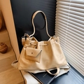 Beigefarbene minimalistische Beuteltasche aus Leder mit Kordelzug und kleinem Münzetui - Khaki