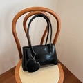 Bolso de hombro negro brillante con colgante de corazón en silla de madera retro - Negro