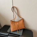 Elegante borsa a secchiello marrone intrecciata con trama a croce e tracolla in pelle - Marrone