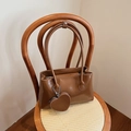 Bolso de hombro en cuero PU marrón brillante con asas dobles y monedero de corazón - Marrón
