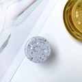 Dettaglio di un supporto circolare per telefono con glitter e stelle olografiche - Supporto Cielo Stellato - Bianco