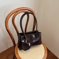 Borsa sottobraccio in pelle verniciata marrone scuro con ciondolo a cuore - Marrone