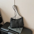 Borsa a tracolla intrecciata nera minimalista a forma di mezzaluna in finta pelle - Nero