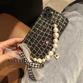Detalle de funda iPhone con cadena de perlas, brillo negro y lazo de encaje elegante - iPhone 6/6s / Rejilla Oro Negro Cadena de Perlas (ZJ-908408)