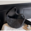 Primer plano detallado del bolso media luna gris oscuro con costuras acolchadas - Talla única / Negro / Confeccionada En Lona Negra Carbón Esta Bolsa Tipo Tortilla Con Forma De Media Luna Presenta Ribetes Acolchados Curvados Una Correa Ancha Para El Hombro Y Una Cremallera Metálica Plateada.