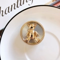 Makroaufnahme einer goldenen 3D-Bären-Handyhalterung mit polierter Radialstruktur - Nr. 10 3D-Teddybär / Silber