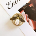 Detailansicht der Vintage Bienenbrosche mit Perle auf modischem Magazin-Hintergrund - Nr. 11 Perlenbiene / Silber