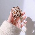 Funda AirPods de leopardo con pulsera de perlas y colgante de medalla dorada chic - AirPods 1/2 / Cadena de Perlas con Retrato