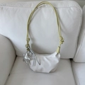 Weiße Hobo-Tasche mit hellgrünen Riemen und Stern-Anhänger in minimalistischem Design - Mit Anhänger / Weiß