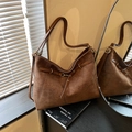 Grande borsa tote retrò in pelle scamosciata marrone con occhielli metallici - Marrone