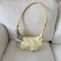 Cremegelbe Halbmond-Tasche in Faltenoptik mit Ballonhund-Anhänger und Knotengurt - Mit Anhänger / Gelb