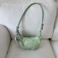 Hellgrüne Halbmond-Hobo-Tasche mit geknotetem Schultergurt und weicher Faltenoptik - Mit Anhänger / Grün