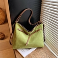 Borsa tote verde in pelle scamosciata opaca con tracolle in cuoio e fibbie oro - Verde