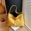 Grande borsa a tracolla giallo brillante opaca con fibbia in un ambiente moderno - Giallo