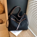 Grande borsa tote in pelle scamosciata opaca nera con manici marroni e dettagli oro - Nero