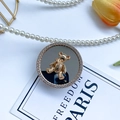 Nahaufnahme einer Luxus-Bären-Handyhalterung mit glänzenden Strasssteinen und Spiegel - Bärenspiegel-Rund-Stil-Gold