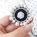 Ausziehbarer Handy-Halter mit weißer Kamelienblüte, Perlen und Glitzersteinen verziert - Perle Weiß Kamelie Stil / Weiß