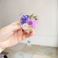 Dettaglio porta badge a forma di cuore con veri fiori secchi in resina trasparente - Fiori Romantici Viola (4)