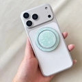 Detalle de funda Magsafe blanca con soporte magnético de patrón de concha colorida - Verde Metálico