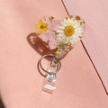 Detail of heart-shaped badge reel with real dried flowers and gold foil in resin - White Daisy Style (3)