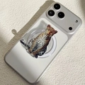 Vista macro del supporto magnetico per telefono con stampa leopardata su cellulare - Stile Leopardo Seduto