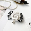 Support téléphone camélia blanc avec nœud pied-de-poule et perle sur cuir - Support Camélia en Cuir à Carreaux Blanc