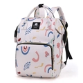 Zaino fasciatoio multifunzione bianco con stampe arcobaleno colorate, vista a 45 gradi - 21 Pollici / Rosa Fragola