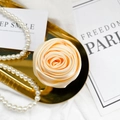 Champagne satijnen roos telefoonhouder met zijdeachtige textuur en luxe uitstraling - Goud
