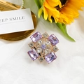Broche vintage dorée avec cristaux violets et zircons blancs étincelants de luxe - Support Gemme No. 41 Type X - Violet