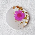 Handgefertigter Harz-Untersetzer mit echter rosa Trockenblume, Goldfolie und unregelmäßigem Rand - Rosa-lila Blume (4-Kein Text)