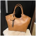 Dettaglio borsa tote in pelle PU opaca marrone con ciondolo a orsetto e cordoncino intrecciato - Marrone (Con Ciondolo)