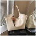 Dettaglio della borsa tote in ecopelle bianco crema con ciondolo a forma di orsetto - Bianco (Con Ciondolo)