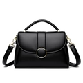 Klassische schwarze Ledertasche mit Lychee-Maserung und goldenem Metallschnallen-Detail - Schwarz