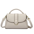 Schicke beige Lederhandtasche mit großer Goldschnalle und verstellbarem Gurt - Hellgrau