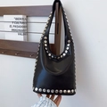 Schwarze Hobo-Schultertasche aus Leder mit großen silbernen Nieten und breitem Gurt - Schwarz