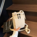 Umhängetasche aus Nylon in Creme mit Kordelzug und praktischer Reißverschlusstasche - Gebrochenes Weiß