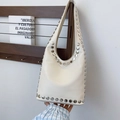 Minimalistische cremeweiße Beuteltasche aus Kunstleder mit silbernen Nieten-Details - Gebrochenes Weiß