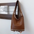Braune Vintage Hobo-Tasche aus Leder mit großen silbernen Nieten und viel Stauraum - Braun