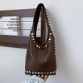 Vintage dunkelbraune Leder-Hobo-Tasche mit stilvollen Silbernieten und großem Volumen - Braun