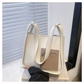 Détail du sac en cuir grainé avec poche contrastée et petit cadenas argenté décoratif - Blanc Cassé