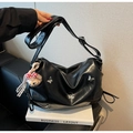 Dettaglio borsa hobo nera con decori a farfalla argentati e tracolla regolabile larga - Nero con ciondolo