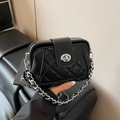 Borsa a tracolla nera trapuntata con catena argento e chiusura metallica a girello - Nero
